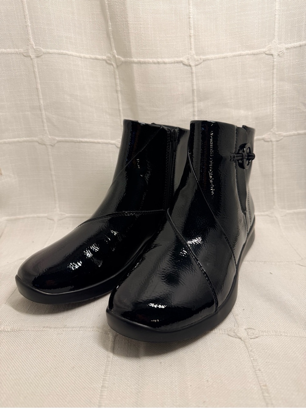 NWT Clarks Ellowyn Deva Black Patent Ankle Boots Size 8.5M